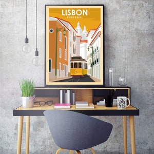 Puede incluir: Un cartel de viaje vintage con un tranv&iacute;a amarillo que viaja por una calle de Lisboa, Portugal. El cartel tiene un estilo retro con una combinaci&oacute;n de colores amarillo, naranja y blanco.