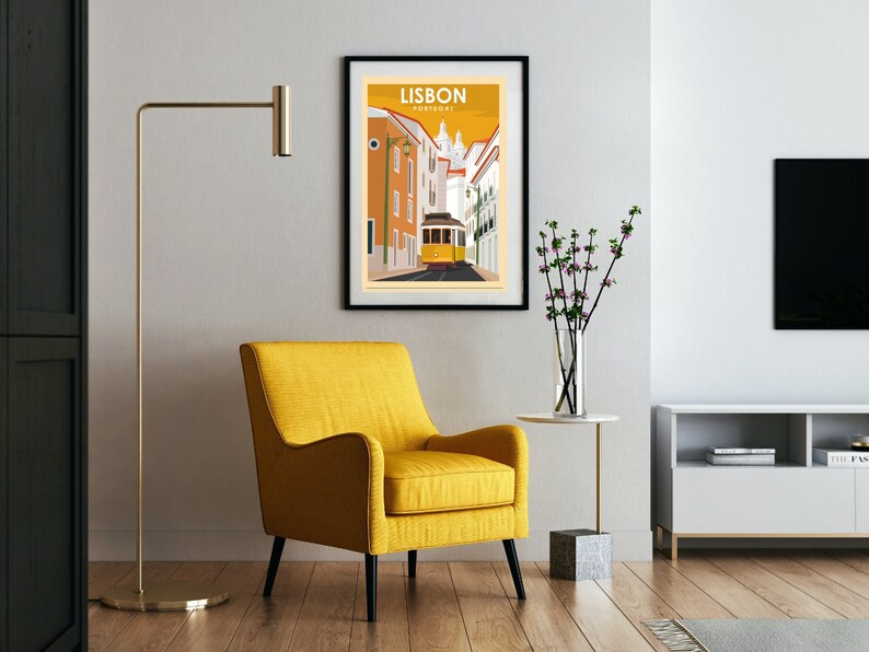 Puede incluir: Un sill&oacute;n amarillo con patas negras se encuentra en una sala de estar con un p&oacute;ster enmarcado de una escena callejera en Lisboa, Portugal. El p&oacute;ster dice "Lisboa, Portugal".