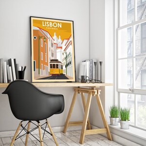 Puede incluir: Un cartel de viaje de estilo vintage con un tranv&iacute;a amarillo en una calle de Lisboa, Portugal. El cartel tiene un fondo amarillo con el texto "LISBOA PORTUGAL" en negro.