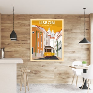 Puede incluir: Un cartel de viaje vintage con un tranv&iacute;a amarillo en una calle de Lisboa, Portugal. El cartel tiene un fondo amarillo con el texto "LISBOA PORTUGAL" en la parte superior.