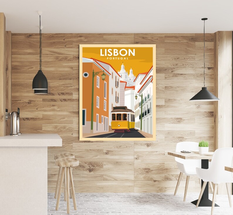 Puede incluir: Un cartel de viaje vintage con un tranv&iacute;a amarillo en una calle de Lisboa, Portugal. El cartel tiene un fondo amarillo con el texto "LISBOA PORTUGAL" en la parte superior.