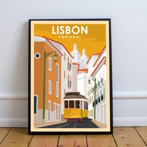 Puede incluir: Un cartel de viaje de estilo vintage con un tranv&iacute;a amarillo que sube por una calle estrecha de Lisboa, Portugal. El cartel tiene un fondo amarillo con edificios naranjas y blancos.