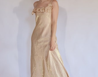 Belle soirée romantique élégante classique vintage, bal, robe de cocktail avec des roses dorées