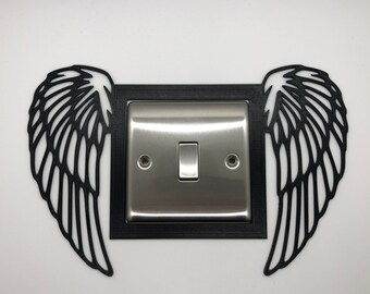 Marco para interruptor de luz con alas de ángel: decoración de pared gótica