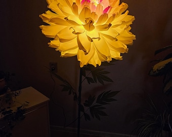 Lampada da terra a forma di gigantesco fiore di peonia gialla, luce notturna, decorazione fatta a mano