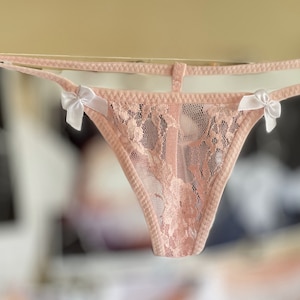 Tanga de mujer con encaje rosa + pequeños lazos blancos Made in France