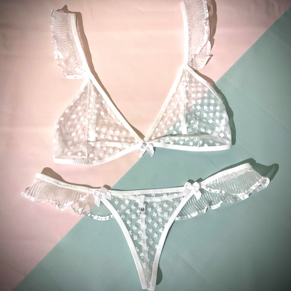 Ensemble Soutien gorge + String Femme résille blanche motifs coeurs carreaux piques trèfles + petits noeuds blancs Fabriqué en France