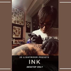 Puede incluir: Una persona con gafas y guantes negros está tatuando un brazo. La imagen incluye el texto "30 Lightroom Presets INK DESKTOP ONLY". La persona lleva una camiseta blanca. El tatuaje es de un árbol y otros diseños.