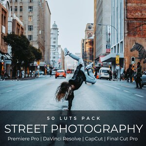 以下が含まれることがあります： Premiere Pro、DaVinci Resolve、CapCut、Final Cut Pro向けの「50 LUTS PACK STREET PHOTOGRAPHY」というタイトルのデジタル製品。中央には、街中の通りで片手倒立をしている人物の画像が配置されています。