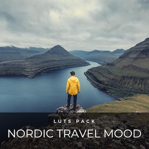 Puede incluir: Una persona con una chaqueta amarilla contempla un fiordo desde un afloramiento rocoso. El paisaje presenta colinas verdes, una masa de agua azul oscuro y un cielo nublado. El texto en la parte inferior dice "LUTS PACK" y "NORDIC TRAVEL MOOD."