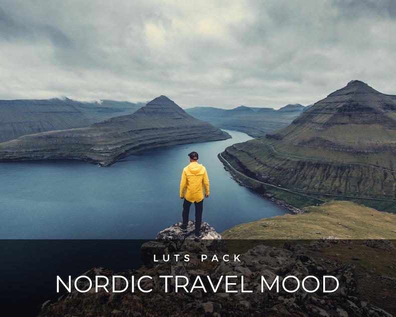 Puede incluir: Una persona con una chaqueta amarilla contempla un fiordo desde un afloramiento rocoso. El paisaje presenta colinas verdes, una masa de agua azul oscuro y un cielo nublado. El texto en la parte inferior dice "LUTS PACK" y "NORDIC TRAVEL MOOD."