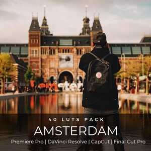 以下が含まれることがあります： Premiere Pro、DaVinci Resolve、CapCut、Final Cut Proに対応した「AMSTERDAM」というタイトルの40個のLUTパックのデジタル製品リスト。画像には、アムステルダムの国立美術館の前に立つ、黒いバックパックを背負った人物が写っています。