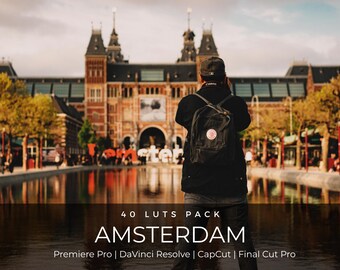 Peut inclure: Un produit numérique comprenant un pack de 40 LUTs intitulé AMSTERDAM, compatible avec Premiere Pro, DaVinci Resolve, CapCut et Final Cut Pro. L'image montre une personne avec un sac à dos noir devant le Rijksmuseum à Amsterdam.