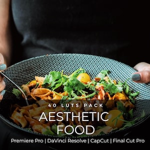 Puede incluir: Un cuenco negro texturizado lleno de pasta, tomates cherry amarillos y hierbas verdes. El texto dice: 40 LUTS PACK AESTHETIC FOOD Premiere Pro | DaVinci Resolve | CapCut | Final Cut Pro. El cuenco es sostenido por dos manos con esmalte azul claro.
