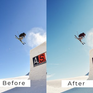 Puede incluir: Un esquiador en el aire realizando un truco sobre una rampa de nieve con un cielo azul de fondo. La rampa tiene un cartel que dice "A.S. Snowpark".