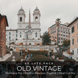 Puede incluir: Una pantalla de producto digital con el texto 40 LUTS PACK OLD VINTAGE Premiere Pro | DaVinci Resolve | CapCut | Final Cut Pro superpuesto en una fotografía de la iglesia Trinità dei Monti y la Plaza de España en Roma, Italia.