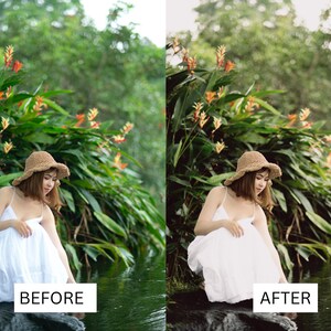 K&ouml;nnte beinhalten: Eine Frau in einem wei&szlig;en Kleid und einem Strohhut sitzt an einem Teich in einem &uuml;ppigen gr&uuml;nen Garten mit roten und gelben Blumen.