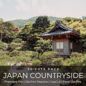 Op de afbeelding: Een serene landschap met een traditionele Japanse houten structuur met een pannendak, omgeven door weelderig groen. De afbeelding bevat de tekst "40 LUTS PACK JAPAN COUNTRYSIDE" en vermeldt videobewerkingssoftware.