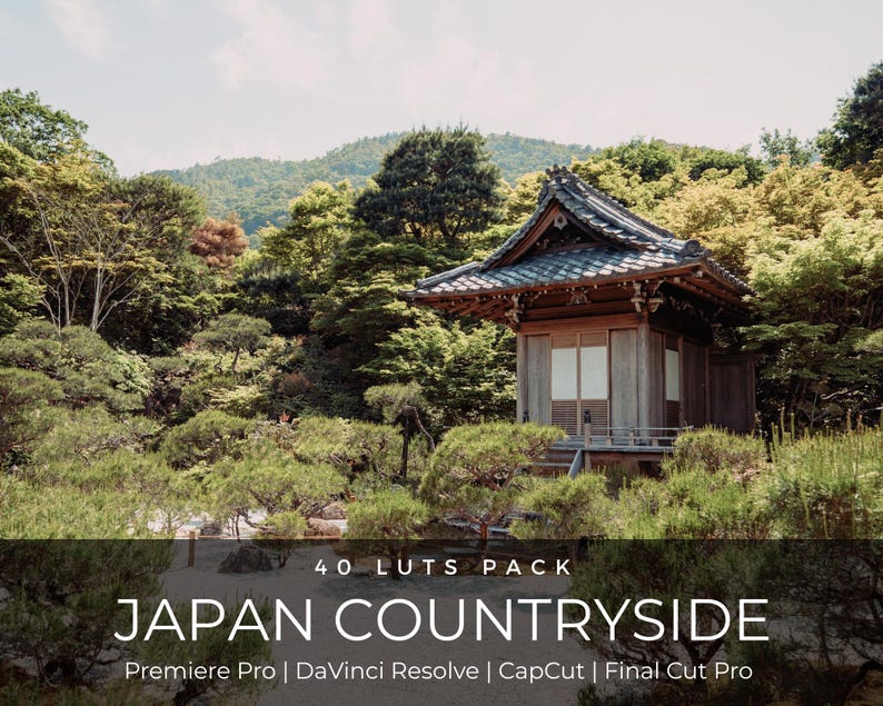 Op de afbeelding: Een serene landschap met een traditionele Japanse houten structuur met een pannendak, omgeven door weelderig groen. De afbeelding bevat de tekst "40 LUTS PACK JAPAN COUNTRYSIDE" en vermeldt videobewerkingssoftware.