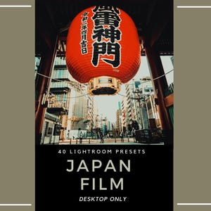Puede incluir: Imagen de una linterna japonesa roja con caligrafía negra colgando en una calle de la ciudad. La imagen incluye el texto "40 Lightroom Presets JAPAN FILM DESKTOP ONLY."