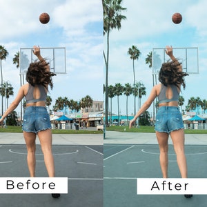 Op de afbeelding: Een vrouw in een grijze sportbeha en een blauwe denim short speelt basketbal op een buitenveld. Ze gooit de bal met haar rechterhand de lucht in. De bal is oranje en wit. Het veld is omringd door palmbomen.
