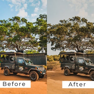 Op de afbeelding: Een zwarte safarijeep met een canvasdak staat geparkeerd op een onverharde weg. De jeep is omringd door bomen en struiken. De lucht is blauw en er zijn wolken in de lucht.