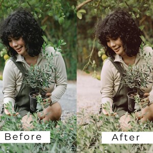 Puede incluir: Una mujer con cabello casta&ntilde;o rizado est&aacute; arrodillada en un jard&iacute;n, sosteniendo una peque&ntilde;a planta en maceta. Lleva una camisa marr&oacute;n claro y un mono verde. La planta es un peque&ntilde;o olivo con hojas verdes. El fondo es una imagen borrosa de follaje verde.