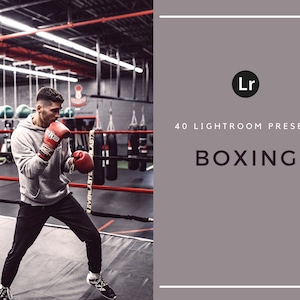 Puede incluir: Un boxeador con una sudadera gris y pantalones negros practica en un ring de boxeo. Lleva guantes de boxeo rojos y está lanzando un puñetazo. El ring está rodeado de cuerdas rojas y hay sacos de boxeo en el fondo. 40 presets de Lightroom para boxeo.