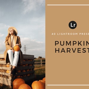 Puede incluir: Una mujer con un abrigo marrón y un sombrero blanco se sienta en una caja de calabazas. La caja está llena de calabazas naranjas y heno. El fondo es un campo con un cielo azul y nubes blancas. El texto "40 Lightroom Presets Pumpkin Harvest" se muestra en un fondo marrón con un borde blanco.
