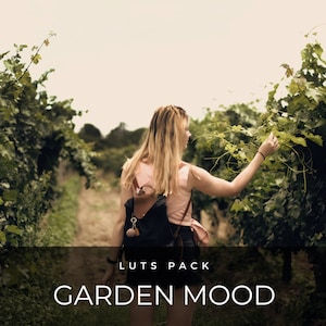 K&ouml;nnte beinhalten: Eine Frau mit langen blonden Haaren geht durch einen &uuml;ppigen gr&uuml;nen Garten. Sie tr&auml;gt ein rosa Tanktop und einen schwarzen Rucksack. Der Text "LUTS PACK GARDEN MOOD" wird am unteren Rand des Bildes angezeigt.