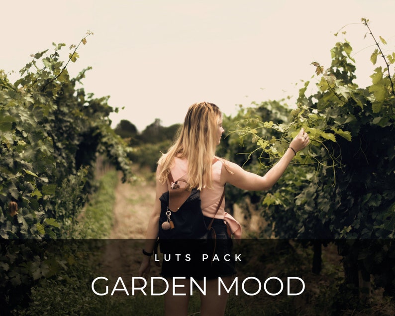 K&ouml;nnte beinhalten: Eine Frau mit langen blonden Haaren geht durch einen &uuml;ppigen gr&uuml;nen Garten. Sie tr&auml;gt ein rosa Tanktop und einen schwarzen Rucksack. Der Text "LUTS PACK GARDEN MOOD" wird am unteren Rand des Bildes angezeigt.