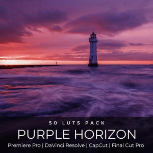 Op de afbeelding: Een afbeelding van een vuurtoren aan zee bij zonsondergang, met een paars en rood gekleurde lucht. De tekst "PURPLE HORIZON" staat eronder, samen met "50 LUTS PACK" en de namen van videobewerkingssoftware.