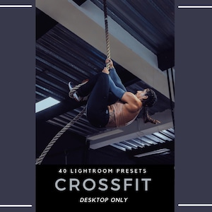 Peut inclure: Un produit numérique proposant 40 préréglages Lightroom intitulés CROSSFIT DESKTOP ONLY. L'image montre une personne grimpant à une corde épaisse dans une salle de sport, portant un débardeur beige, un legging noir et des manchons bleus.