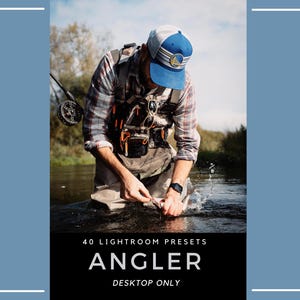 Puede incluir: Un producto digital de 40 ajustes preestablecidos de Lightroom titulado ANGLER DESKTOP ONLY. La imagen muestra a un pescador con mosca con una gorra azul y blanca, camisa a cuadros y chaleco de pesca, de pie en un río mientras sostiene un pez.