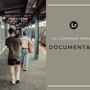 Puede incluir: Imagen de dos personas caminando en una estación de metro, una de ellas lleva una cámara. El texto dice "50 Lightroom Presets DOCUMENTARY". La imagen tiene una paleta de colores apagados, con un enfoque en tonos naturales.