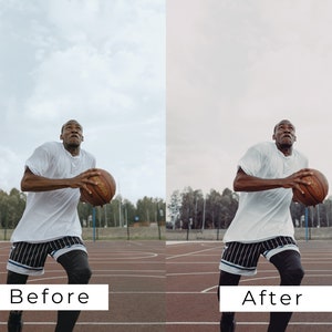 Op de afbeelding: Een basketballer in een wit T-shirt en een zwart-wit gestreepte broek dribbelt een basketbal op een basketbalveld.