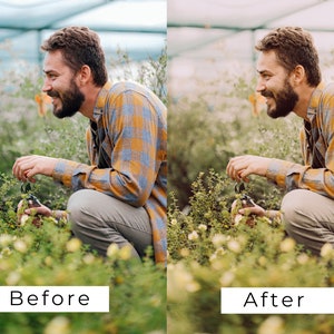 Puede incluir: Un hombre con una camisa a cuadros amarilla y azul est&aacute; arrodillado en un jard&iacute;n, sonriendo y mirando hacia la derecha. Est&aacute; sosteniendo una peque&ntilde;a planta verde en su mano.