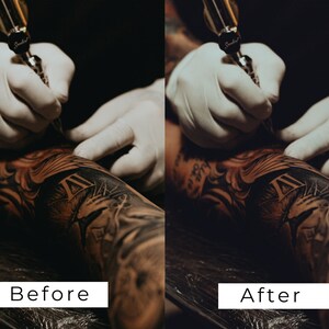 Puede incluir: Primer plano de la mano de un tatuador usando una m&aacute;quina de tatuar para agregar detalles a un tatuaje en blanco y negro en el brazo de una persona. El tatuaje presenta un dise&ntilde;o detallado de la cara de un le&oacute;n con detalles intrincados.