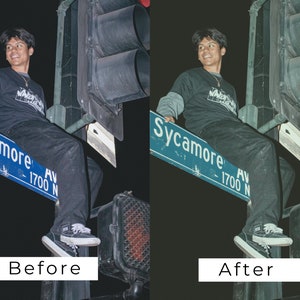 Puede incluir: Una persona con una camiseta negra con un estampado gr&aacute;fico se sienta en una se&ntilde;al de calle azul que dice "Sycamore Av 1700 N". La persona lleva pantalones negros y zapatos negros. La se&ntilde;al est&aacute; unida a un poste de metal con un sem&aacute;foro.