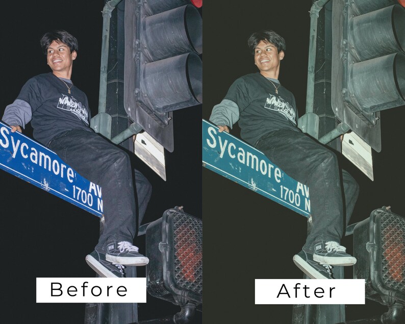 Puede incluir: Una persona con una camiseta negra con un estampado gr&aacute;fico se sienta en una se&ntilde;al de calle azul que dice "Sycamore Av 1700 N". La persona lleva pantalones negros y zapatos negros. La se&ntilde;al est&aacute; unida a un poste de metal con un sem&aacute;foro.