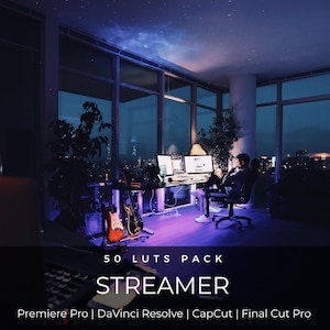 Puede incluir: Un anuncio de producto digital titulado 50 LUTS PACK STREAMER para Premiere Pro, DaVinci Resolve, CapCut y Final Cut Pro. El fondo muestra una habitación oscura con una persona en un escritorio, dos guitarras y grandes ventanales.