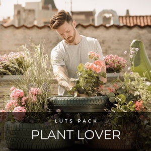 Puede incluir: Un hombre cuidando una variedad de plantas en macetas hechas de neum&aacute;ticos reciclados. Las macetas est&aacute;n etiquetadas con "LUTS PACK PLANT LOVER".