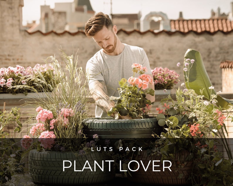 Puede incluir: Un hombre cuidando una variedad de plantas en macetas hechas de neum&aacute;ticos reciclados. Las macetas est&aacute;n etiquetadas con "LUTS PACK PLANT LOVER".