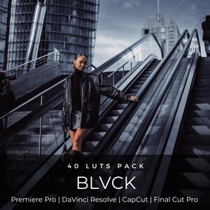 Puede incluir: Un anuncio de producto digital con el texto 40 LUTS PACK BLVCK Premiere Pro | DaVinci Resolve | CapCut | Final Cut Pro. La imagen muestra a una persona con una chaqueta de cuero negra y ropa oscura en una escalera mecánica en una ciudad.