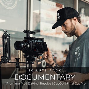 Op de afbeelding: Een professionele filmcamera gemonteerd op een zwarte scharnierende steunarm. De camera is voorzien van een lens, een zijscherm en diverse bedieningsknoppen. De tekst luidt: 50 LUTS PACK DOCUMENTARY Premiere Pro | DaVinci Resolve | CapCut | Final Cut Pro.