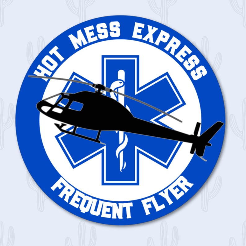 K&ouml;nnte beinhalten: Ein runder Aufkleber mit einem blau-wei&szlig;en Stern des Lebens-Emblem und einer schwarzen Hubschraubersilhouette in der Mitte. Der Text HOT MESS EXPRESS ist oben und FREQUENT FLYER unten in wei&szlig;er Schrift bogenf&ouml;rmig angeordnet.
