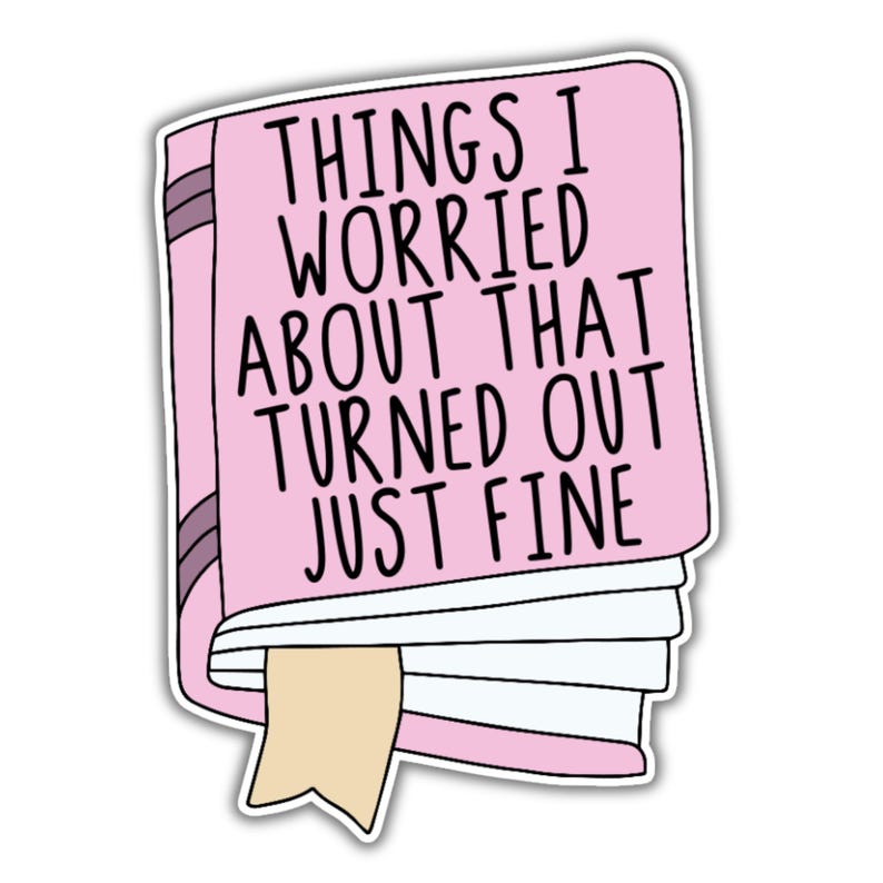 Puede incluir: Un libro rosa con un marcap&aacute;ginas blanco y el texto "Things I worried about that turned out just fine".