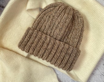 Bonnet en tricot fait main en laine beige, gros bonnet, rabat à pompon, bonnet unisexe, bonnet pour femme et homme, accessoires d'hiver douillets, cadeau des fêtes