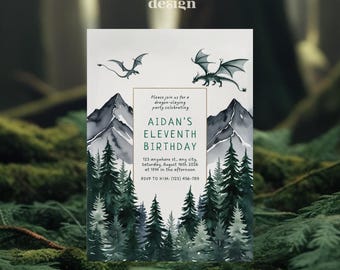 Puede incluir: Una ilustración de acuarela verde y azul de un bosque con montañas en el fondo. Dos dragones vuelan en el cielo. El texto dice "Por favor, únase a nosotros para una fiesta de caza de dragones celebrando el undécimo cumpleaños de Aidan. 123 anywhere st., any city, sábado 16 de agosto de 2026 a la 1:00 PM de la tarde. RSVP a Kim: (123) 456-789"