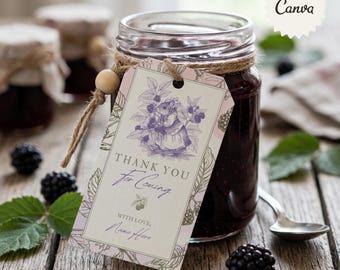 Puede incluir: Un frasco de vidrio lleno de mermelada de bayas oscuras, con una etiqueta de papel rectangular atada con cordel y una cuenta de madera. La etiqueta muestra una ilustración morada de un pequeño animal entre moras, con el texto "THANK YOU For Coming" y "WITH LOVE, Name Here".